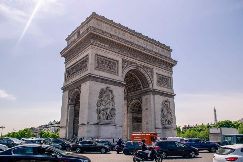 Free Image of Arc de Triomphe surrounded by traffic 