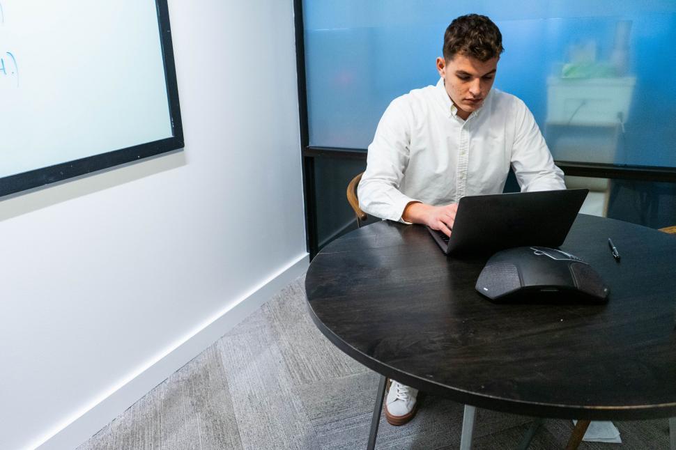 Free Image of Young man working on laptop in office 