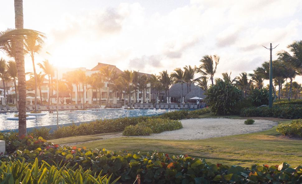 Free Image of Tropical resort during sunset with palm trees 