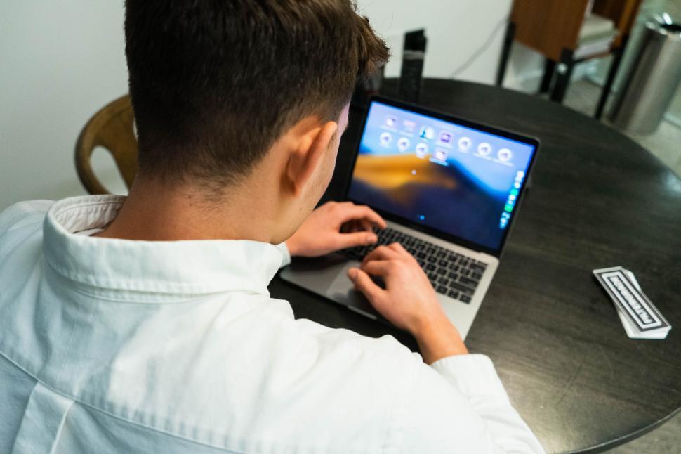 Free Image of Young man working on laptop at home 