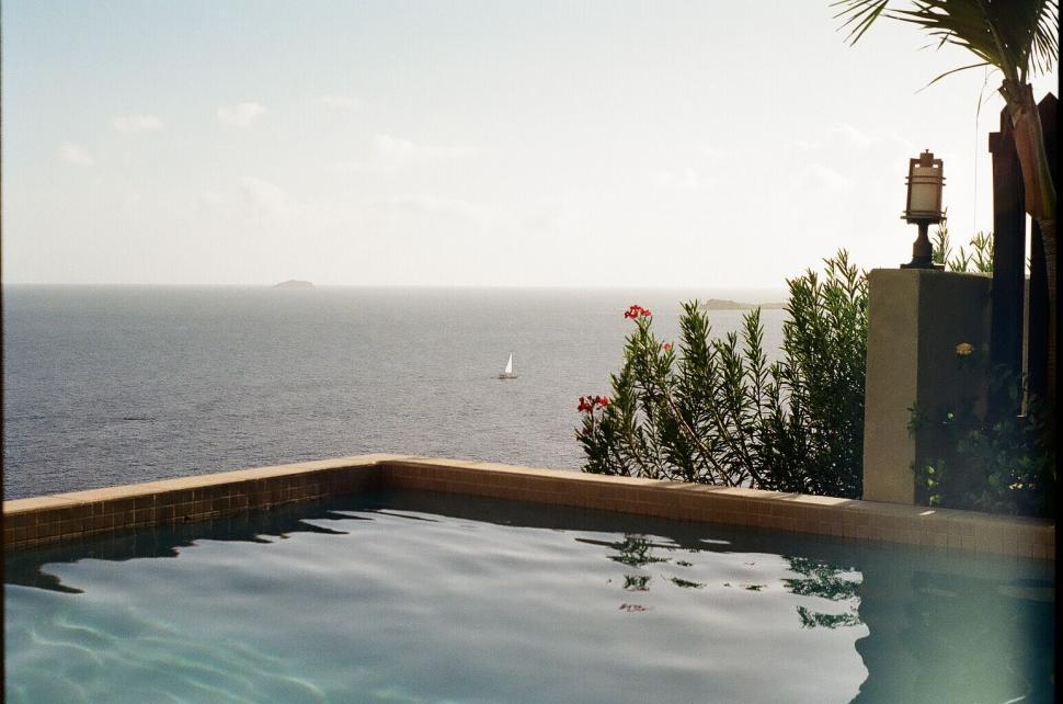 Free Image of Luxurious infinity pool overlooking the ocean 