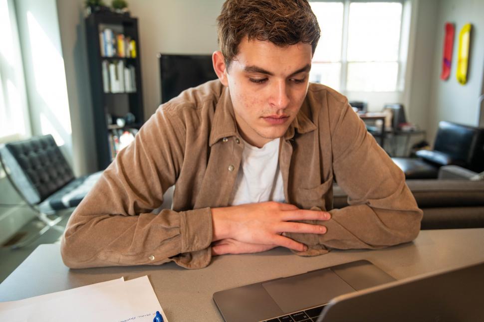 Free Image of Focused man working on laptop at home 