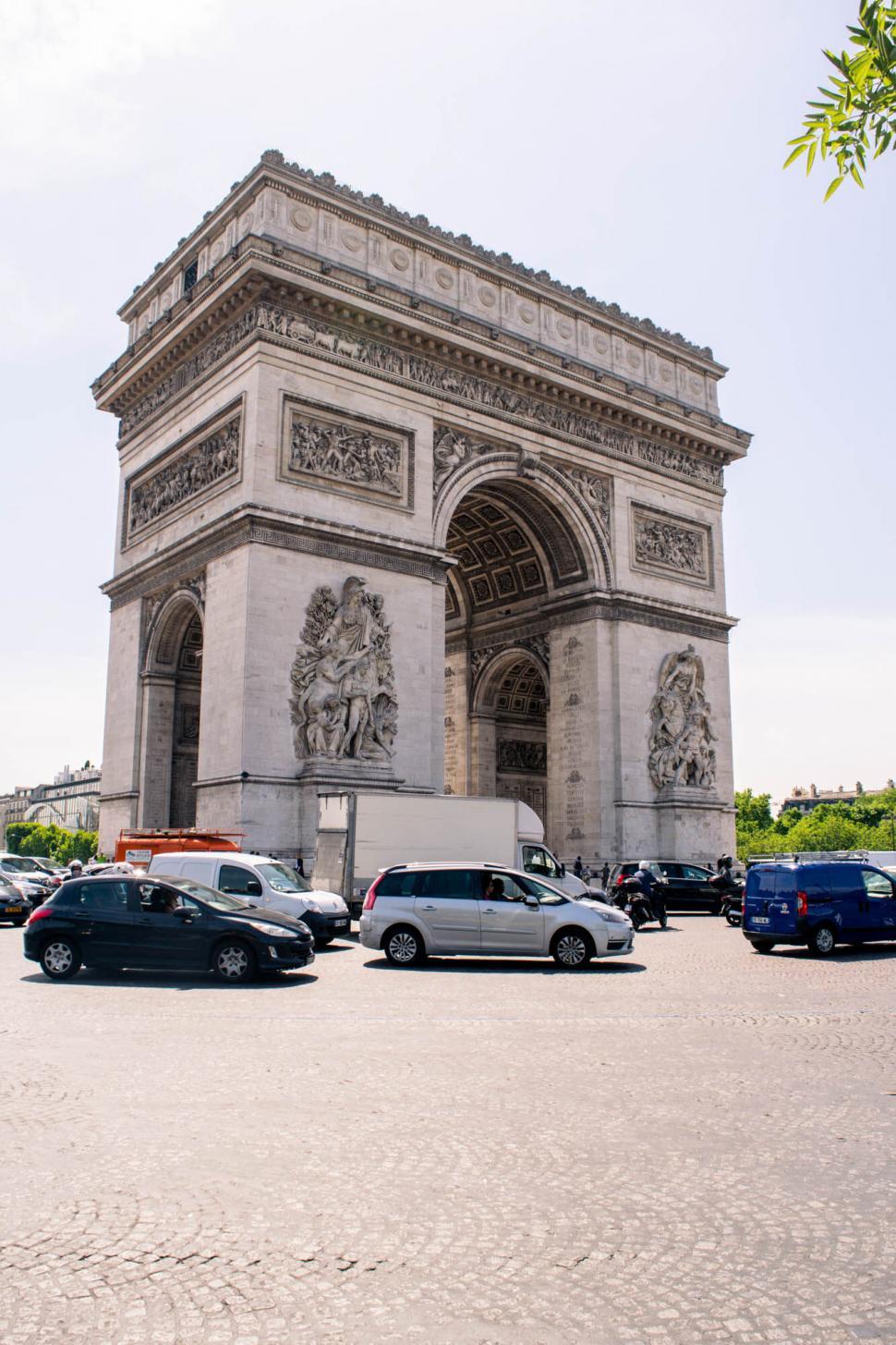 Free Image of Iconic Arc de Triomphe in daylight 