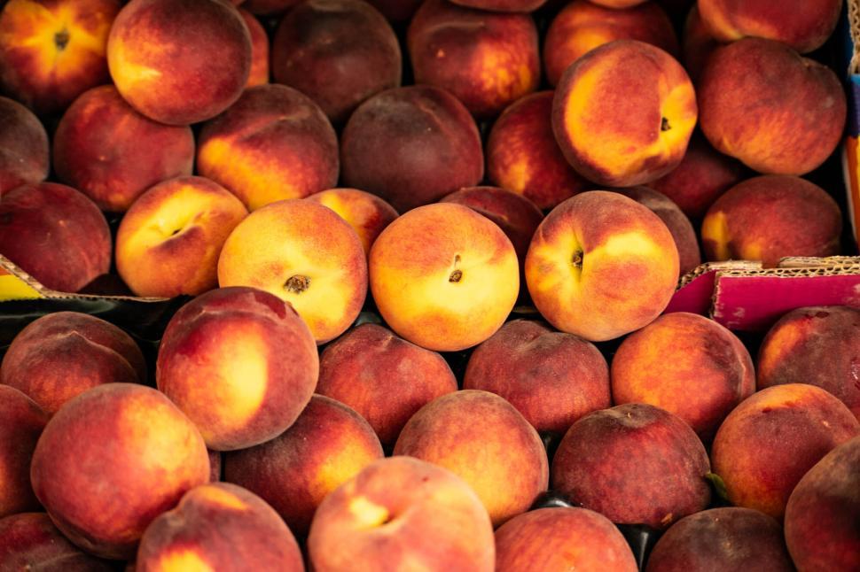 Free Image of Pile of fresh peaches in market 