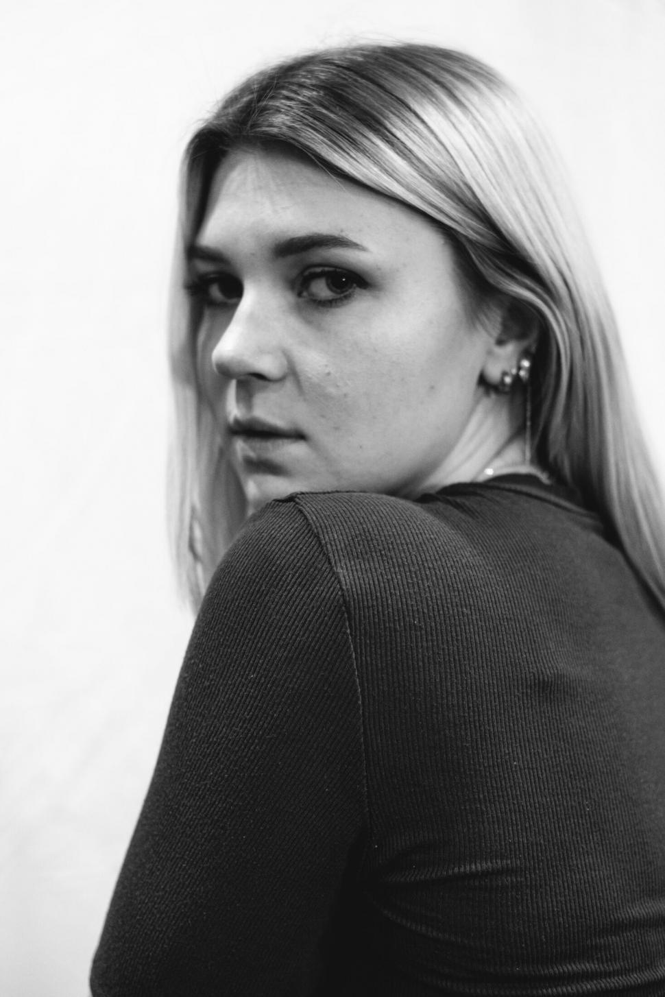 Free Image of Black and white portrait of a woman looking back 
