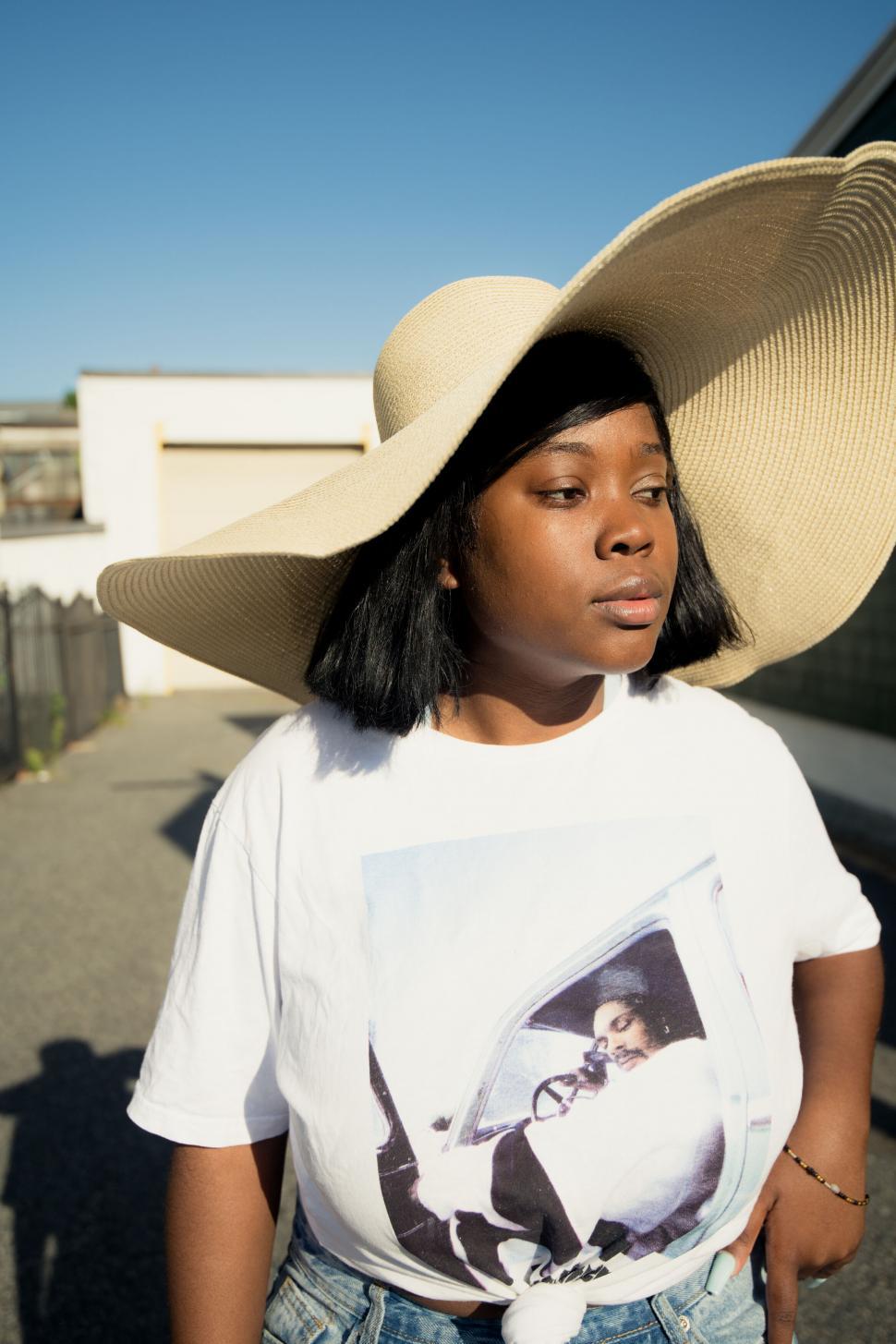 Free Image of Stylish woman wearing a large sun hat 