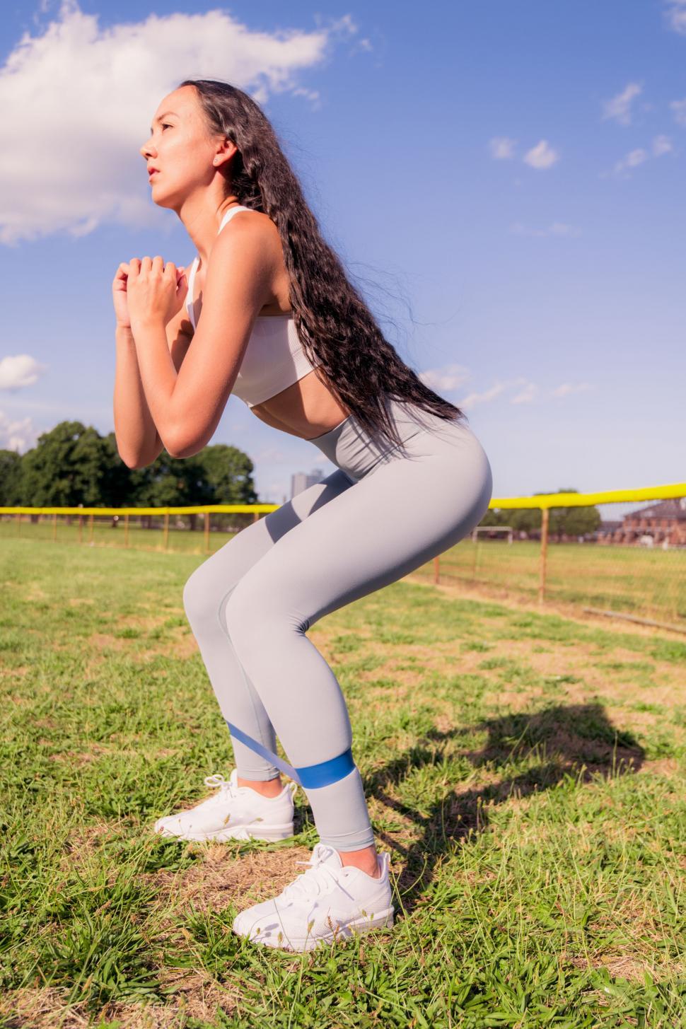 Free Image of Athletic woman posing in workout gear 