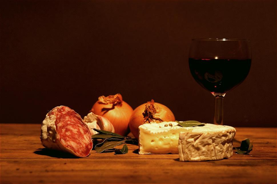 Free Image of Cheese and wine 
