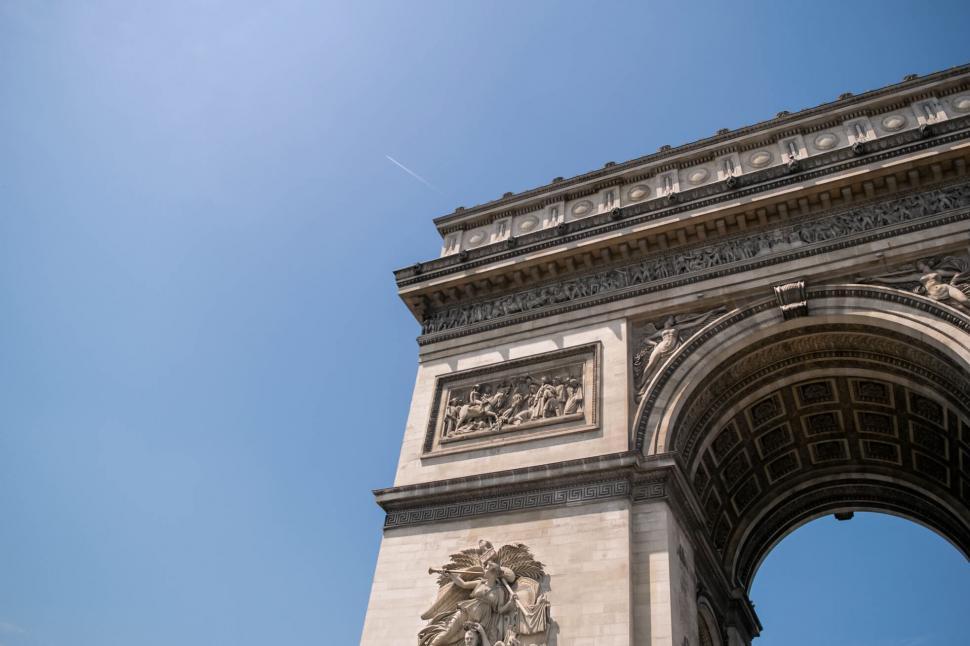 Free Image of Arc de Triomphe against a clear blue sky 
