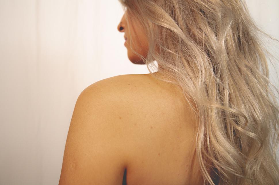 Free Image of Elegant woman s back with natural hair flow 