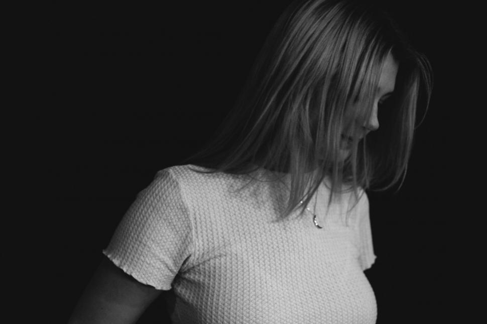 Free Image of Monochrome portrait of a woman with obscured face 