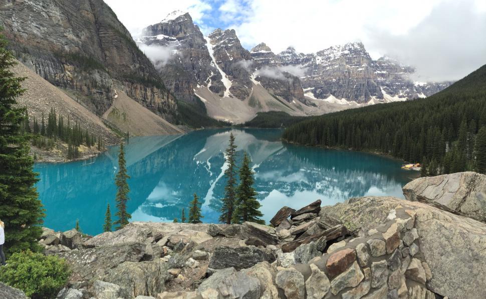 Free Image of Turquoise lake surrounded by rugged peaks 
