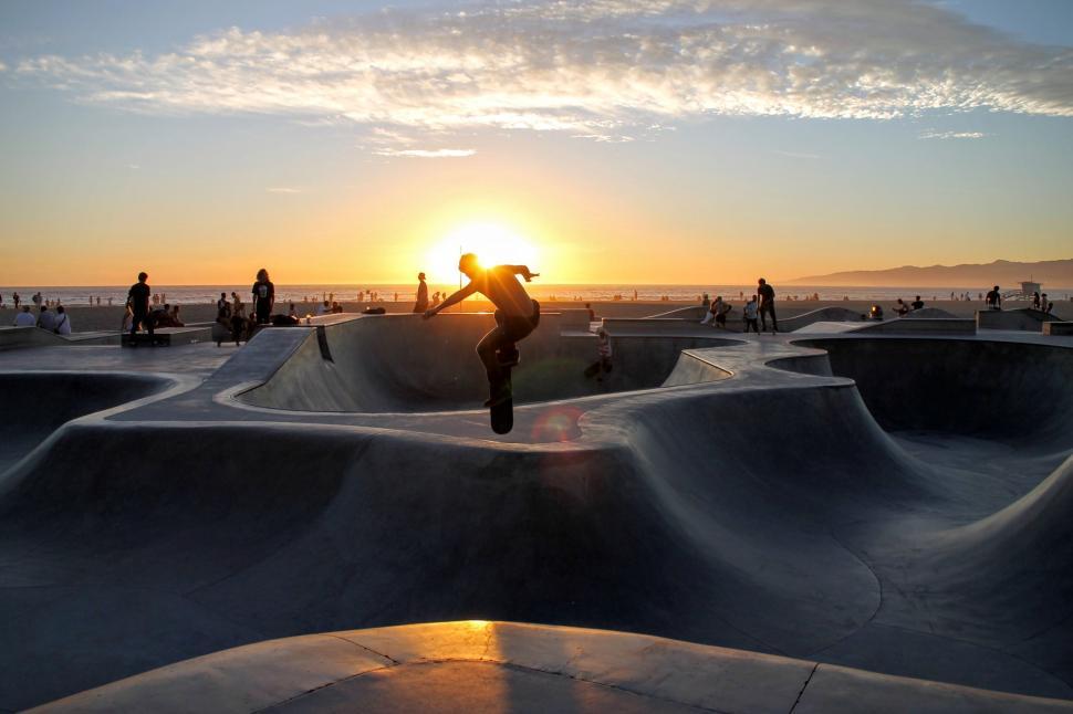 Free Image of Sunset at Venice Beach basketball courts 