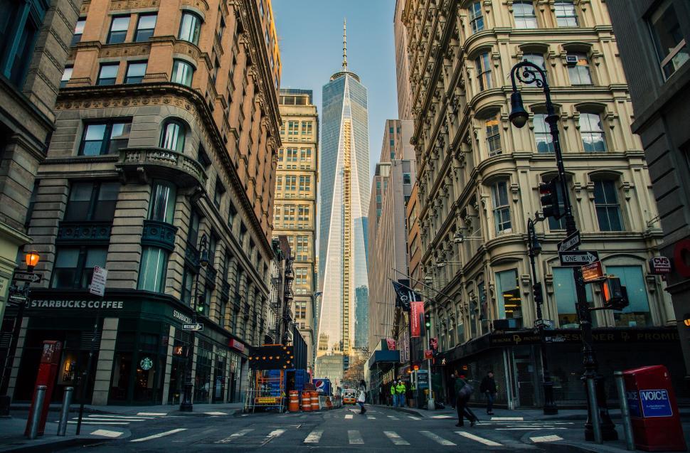 Free Image of Downtown street with looming skyscraper 