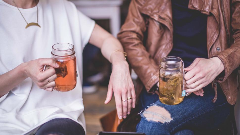Free Image of Friends sharing drinks and conversation 