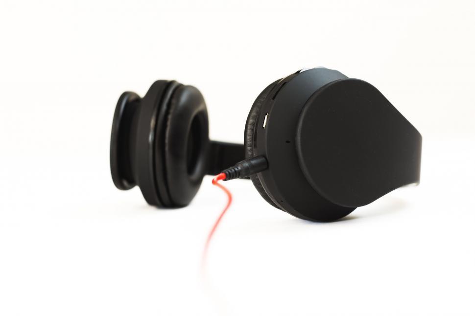 Free Image of Black headphones with red cable 