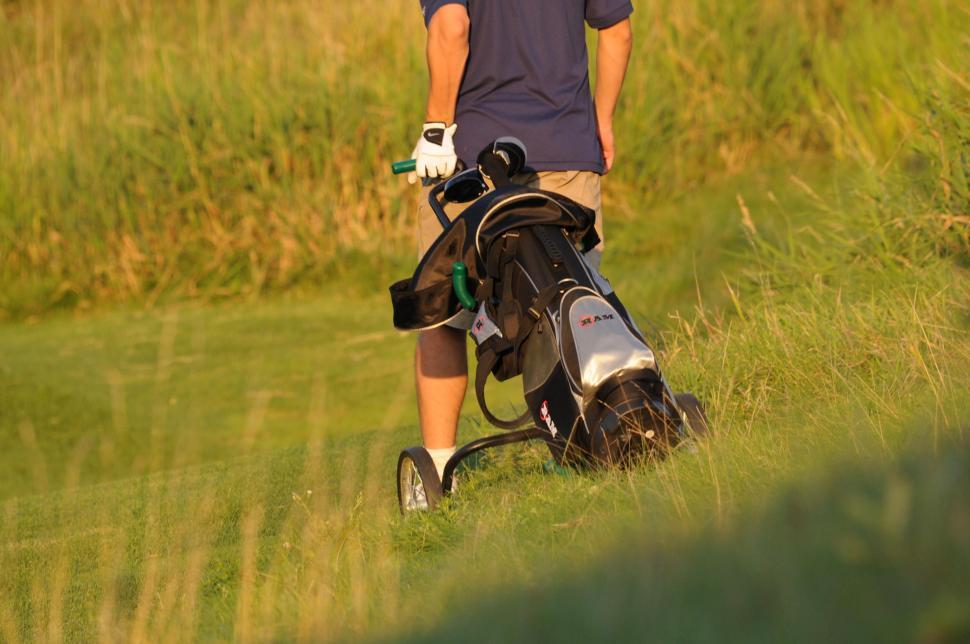 Free Image of Golfer with golf bag 