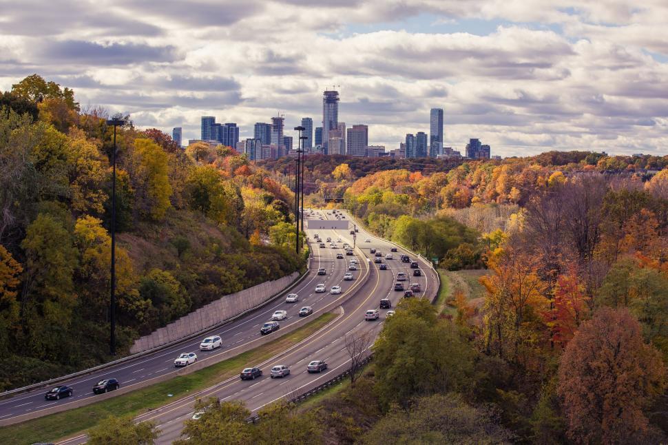 Free Image of Autumnal cityscape with colorful foliage and traffic 