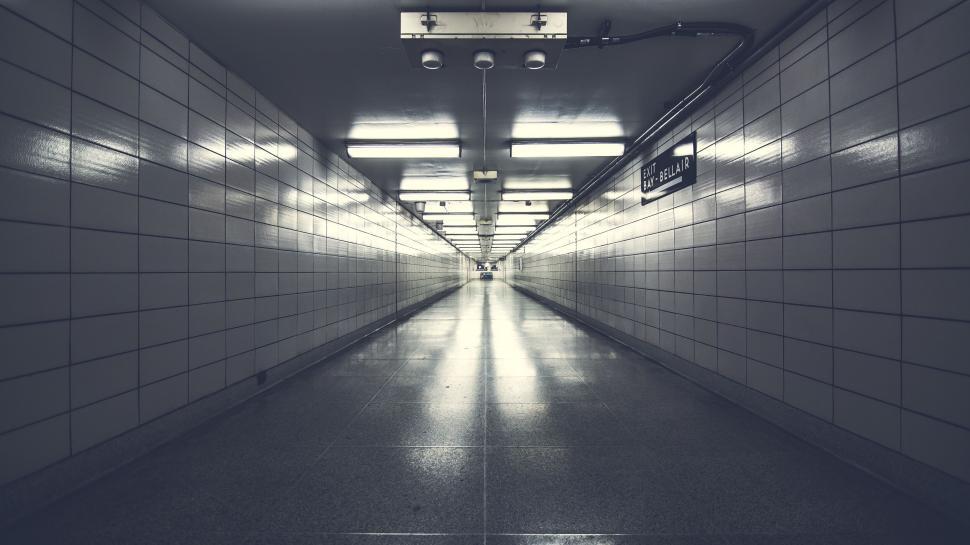 Free Image of Empty subway station corridor with lighting 
