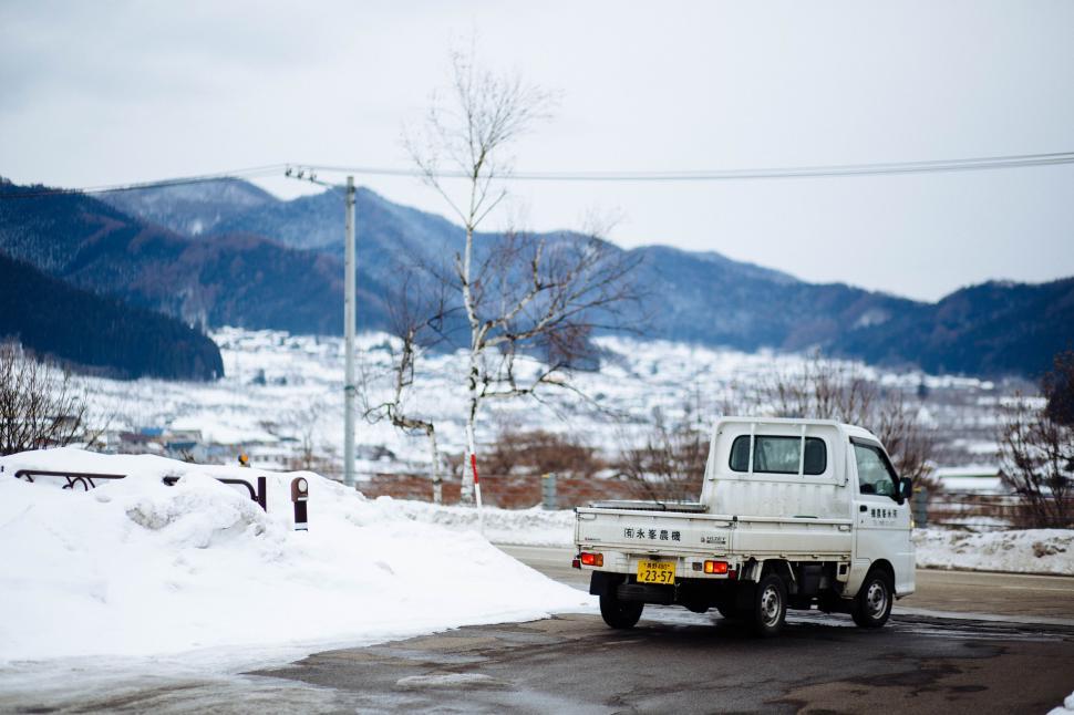Free Image of Truck parked on snowy roadside 