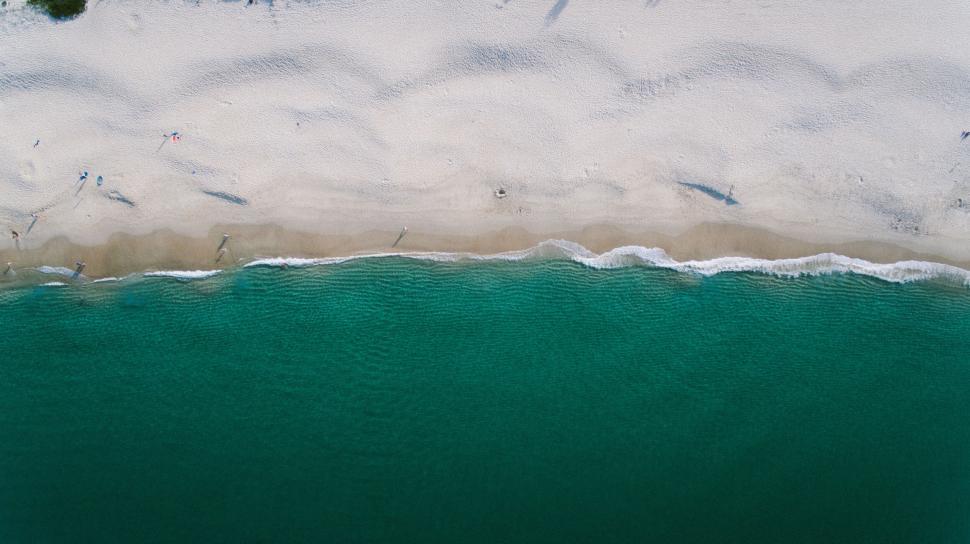 Free Image of Top view of calm beach with gentle waves 