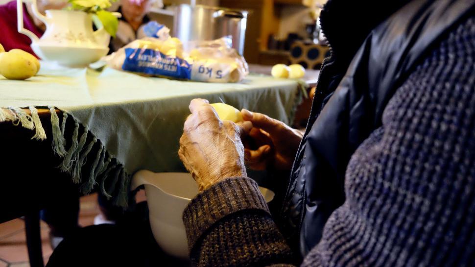 Free Image of Elderly hands peeling a lemon at home 