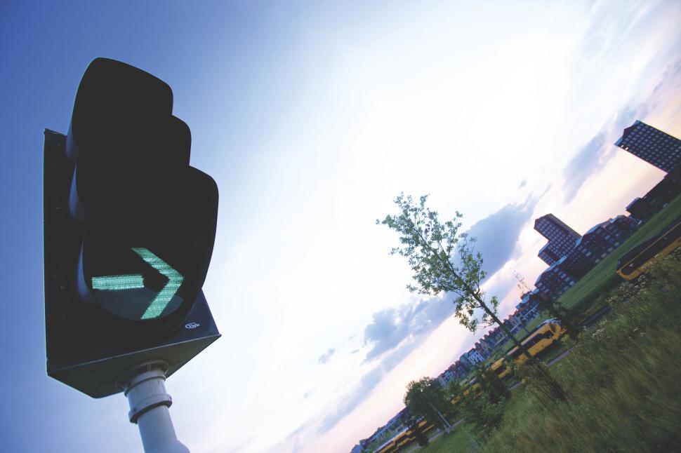 Free Image of Traffic signal with green arrow pointing right 