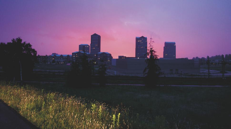 Free Image of Dramatic sunset over urban landscape 