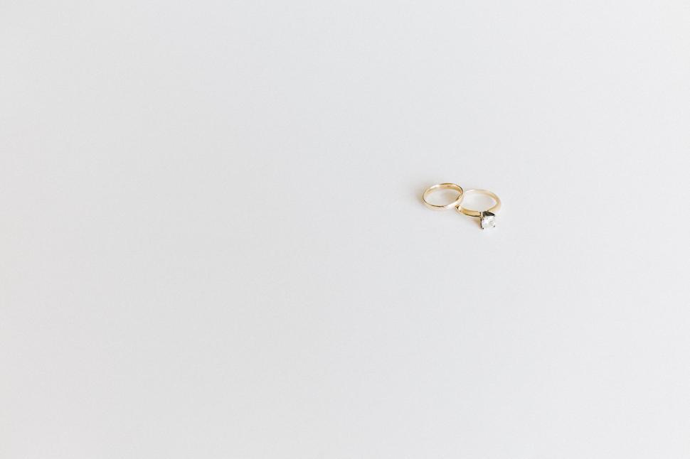 Free Image of Elegant wedding rings on minimalist background 
