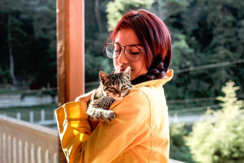 Free Image of Woman with a cat over her shoulder 