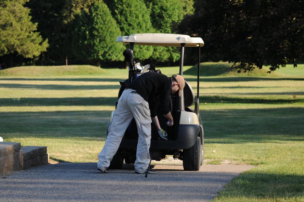 Free Image of Golfer with golf cart 