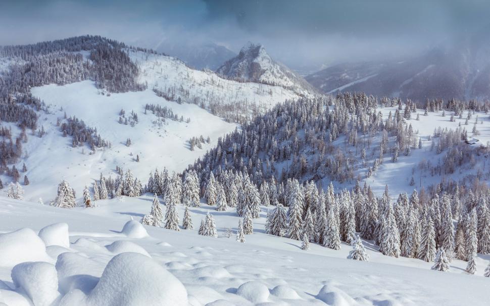 Free Image of Breathtaking snowy mountain landscape view 