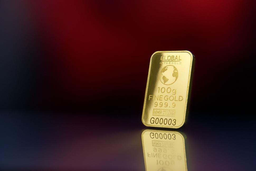 Free Image of Single gold bar with reflective background 