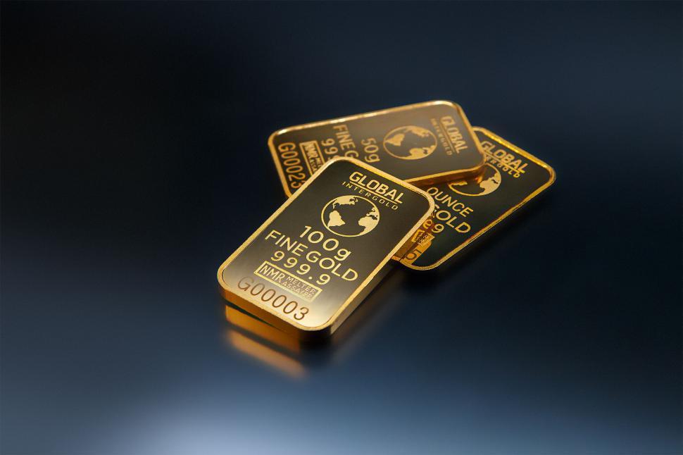 Free Image of Single gold bar with reflective surface 