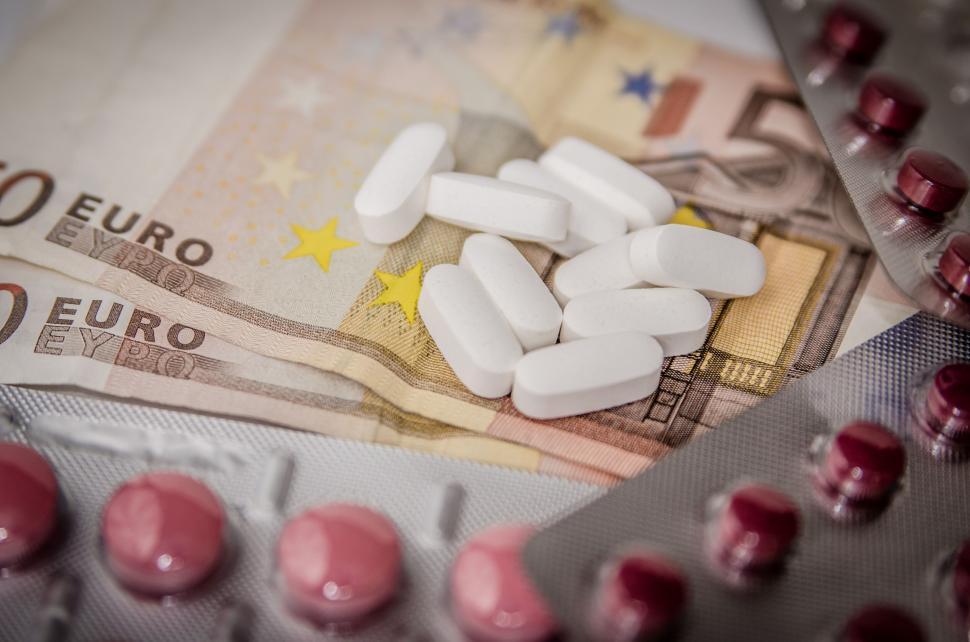 Free Image of White pills on Euro banknotes closeup 