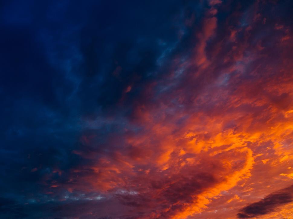 Free Image of Vibrant sunset sky with dramatic clouds 