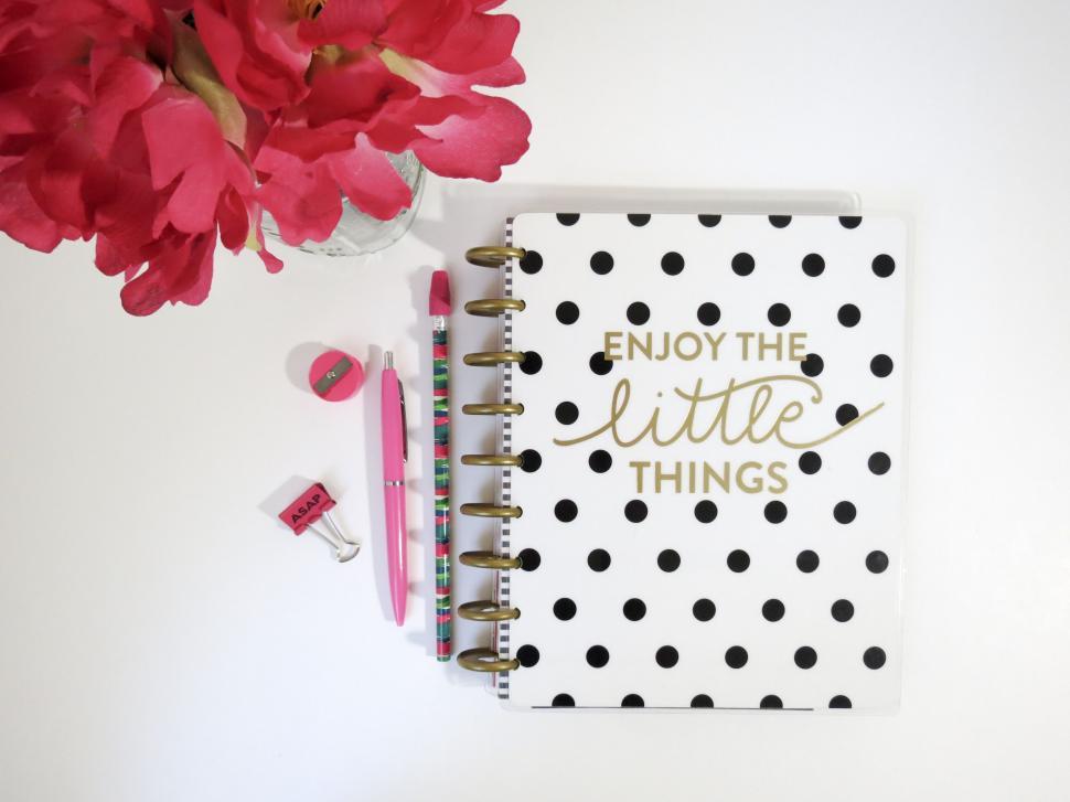Free Image of Inspirational quote on a polka dot planner 