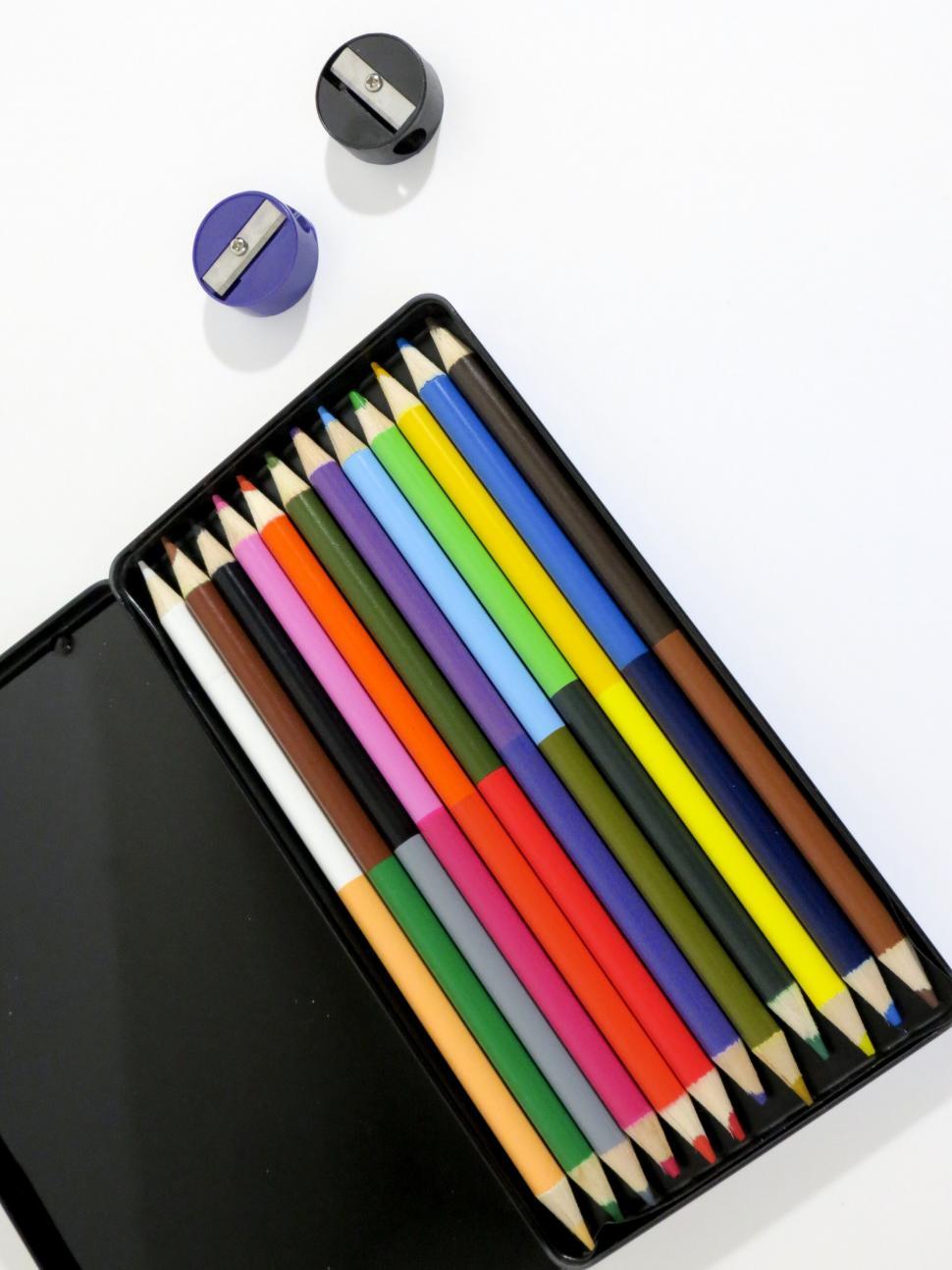 Free Image of Colorful pencils neatly aligned in a box 