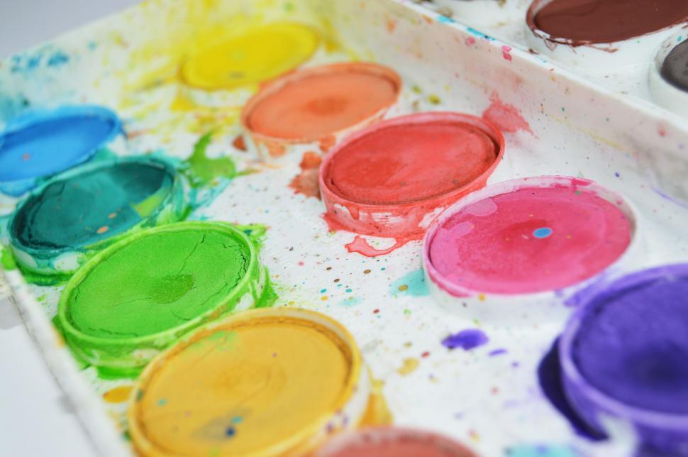 Free Image of Colorful watercolor palette with splatters 
