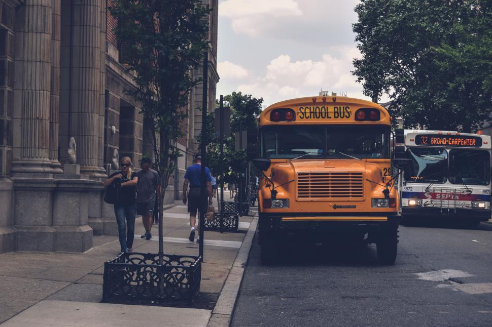 Free Image of Yellow school bus on city street 