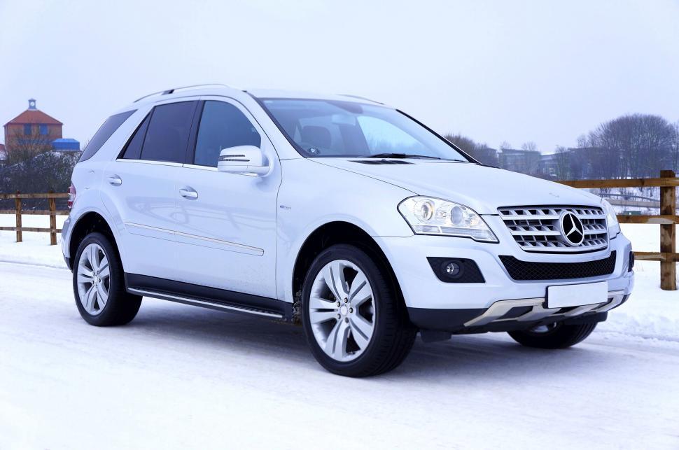 Free Image of White Mercedes-Benz SUV on snowy road 