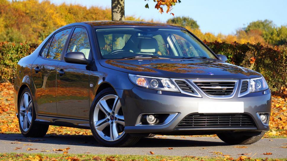 Free Image of Modern grey sedan car parked outdoors in autumn 