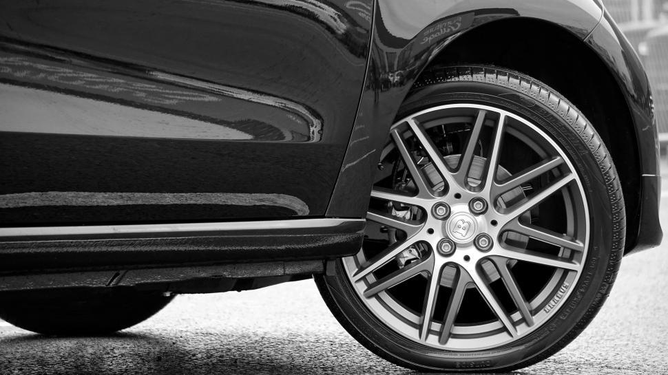 Free Image of Detail of a luxury car s alloy wheel 