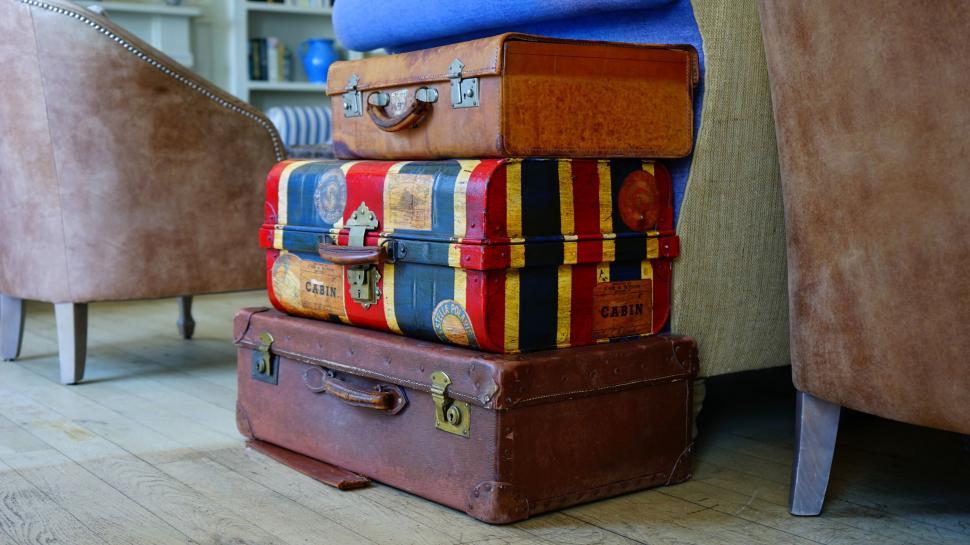Free Image of Vintage suitcases stacked in a cozy corner 