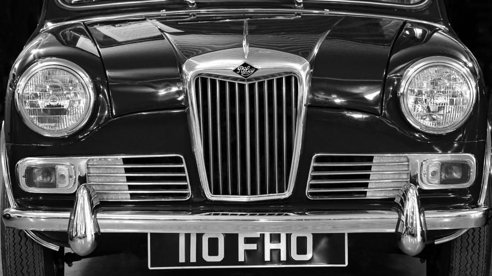 Free Image of Classic car grille and headlights close-up 