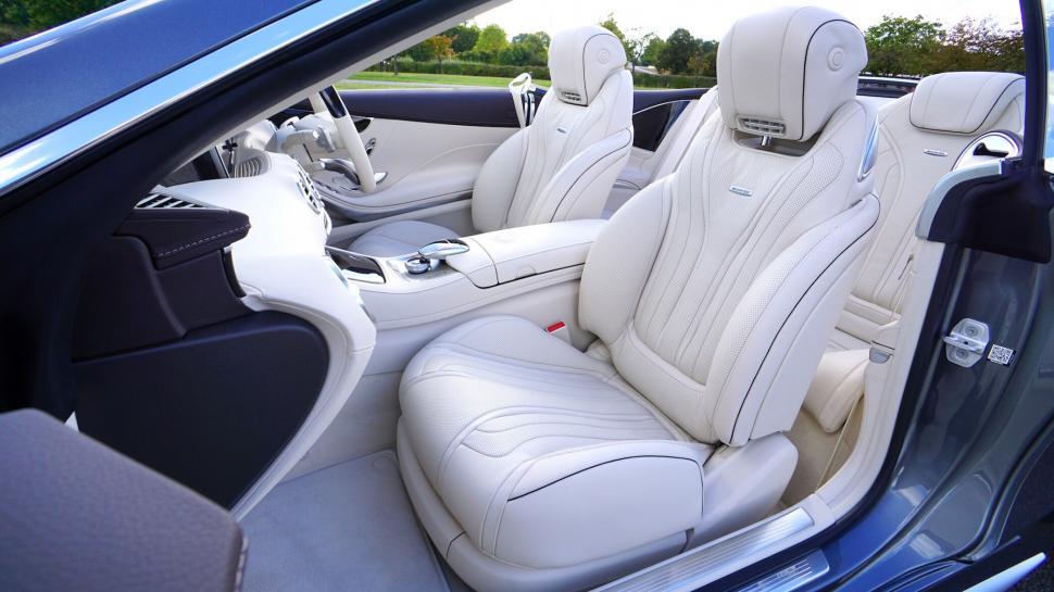 Free Image of Luxurious white leather car seats with details 