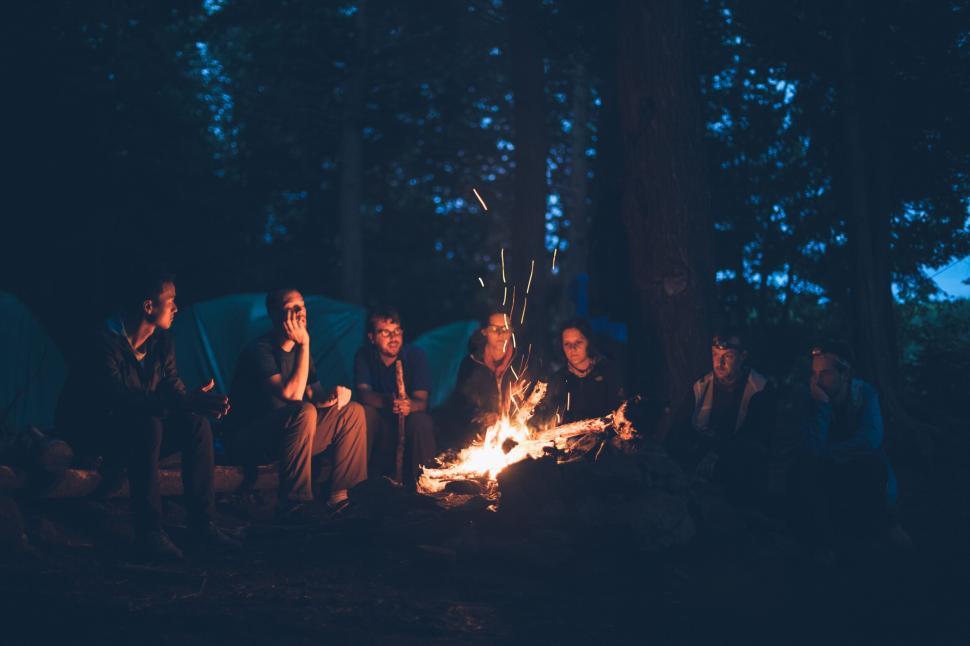Free Image of Group of friends enjoying a campfire at night 