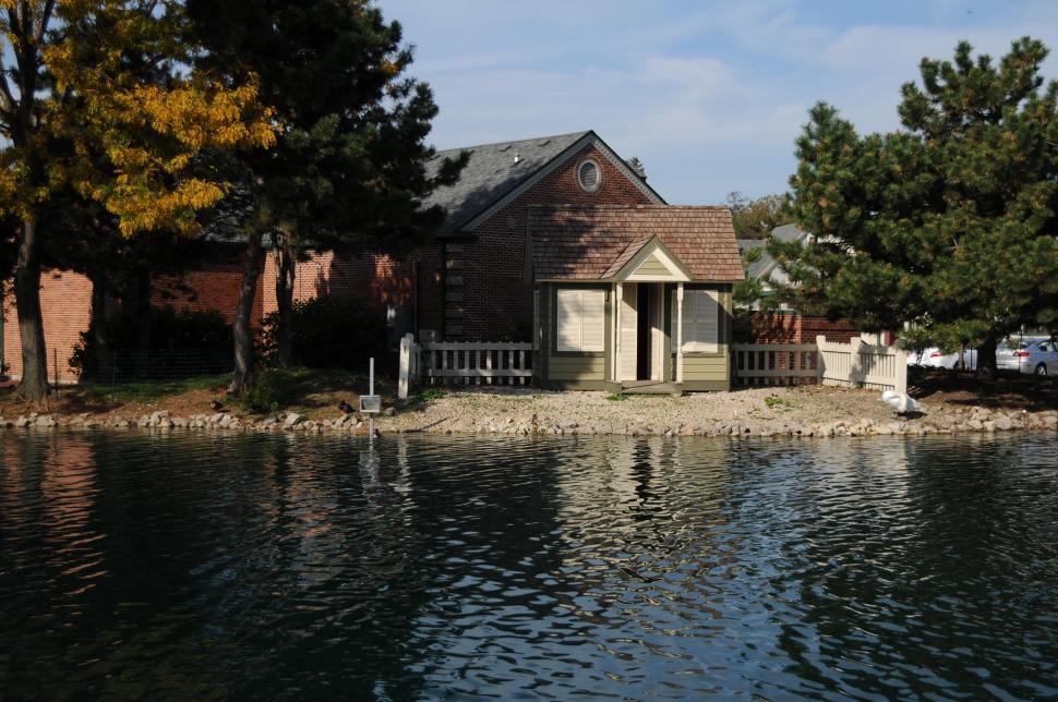 Free Image of House on the water 