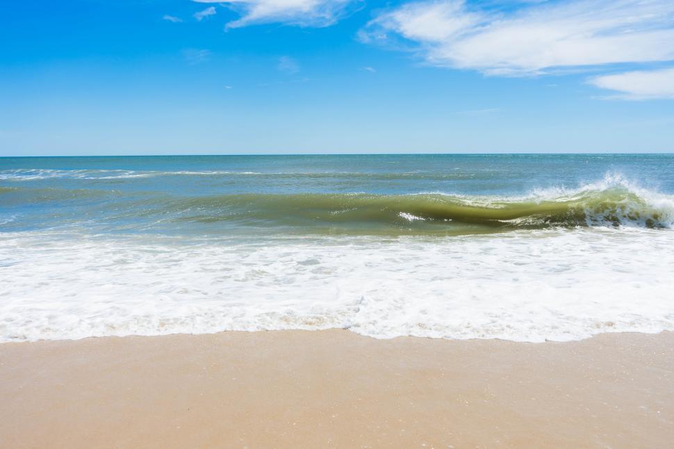 Free Image of Tranquil beach scene with rolling waves 