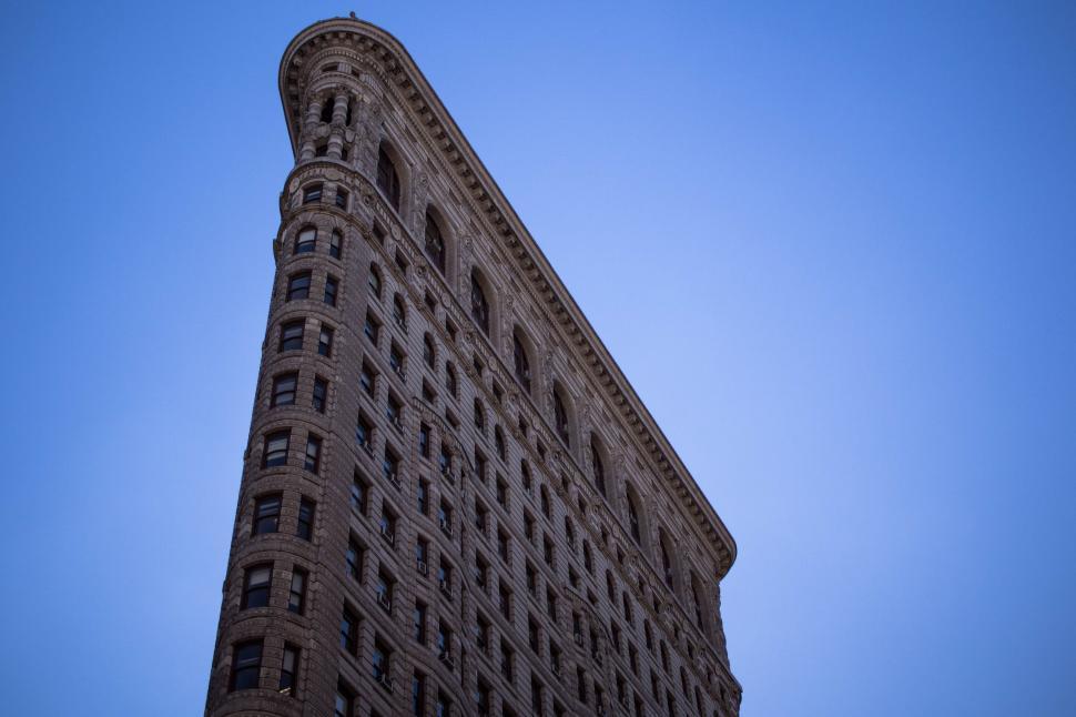 Free Image of Iconic Flatiron Building under blue sky 
